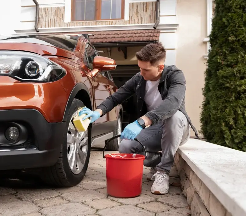Lavage auto à domicile Cistrières : professionnel intervenant sur un véhicule